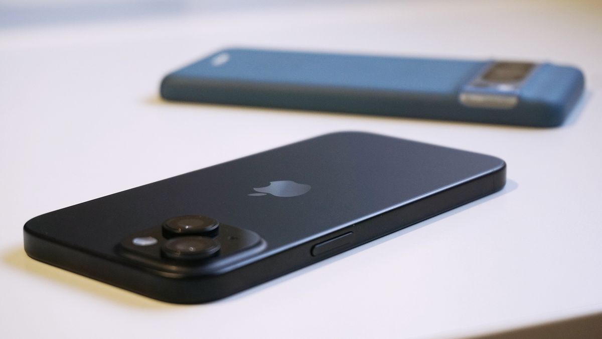 Featured image for "iPhone 15: A Week's Trial Reveals Flaws Amidst Price Cuts and Hot Deals"