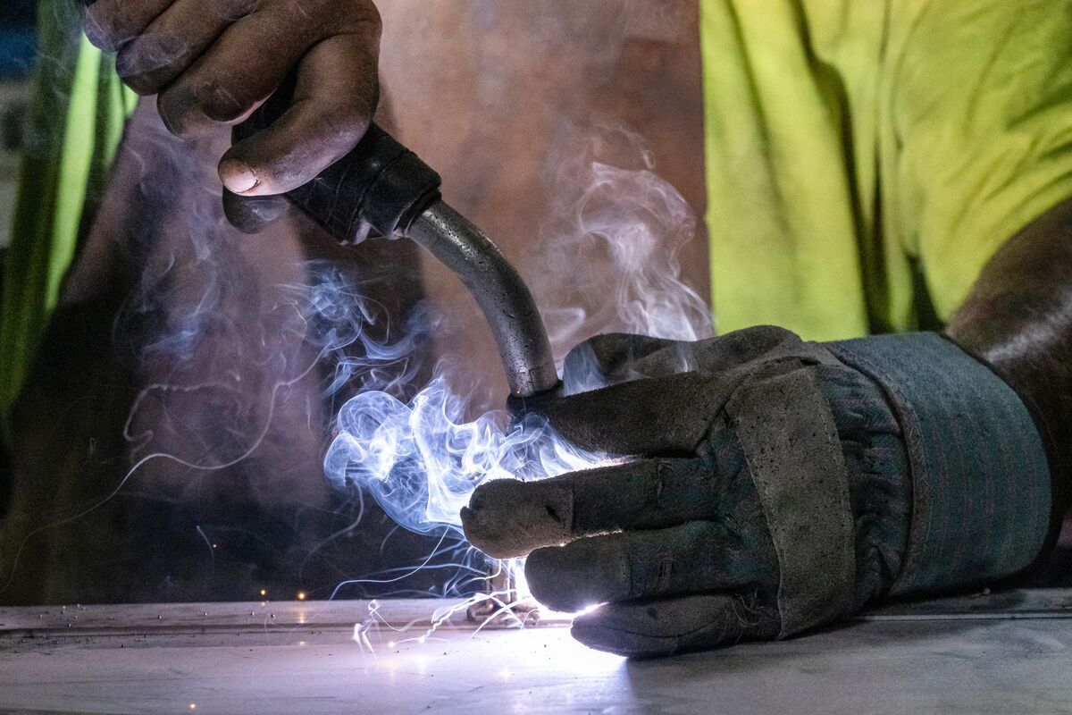 Featured image for US Manufacturing Continues Contraction Amid Trade Policy Challenges