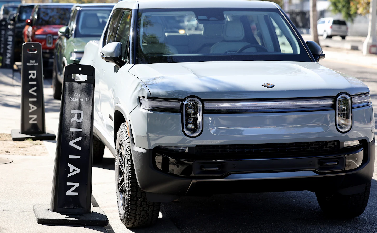 Featured image for Rivian Secures $6.6B Federal Loan for Georgia EV Plant Completion