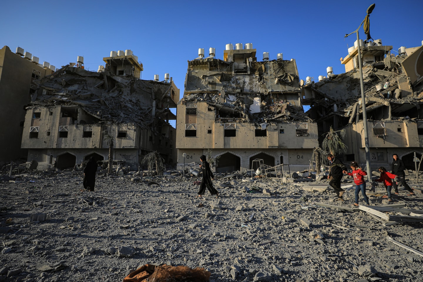 "Israel-Hamas Conflict: Khan Younis, Gaza City, and US Expectations for De-escalation"