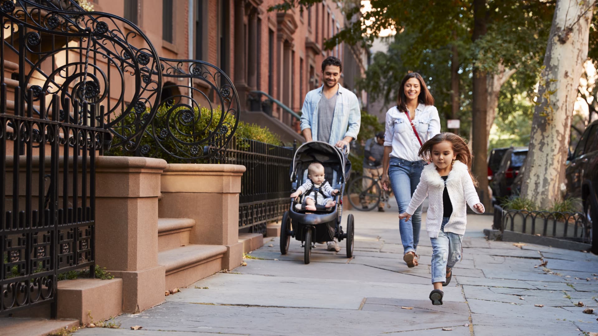 Featured image for "Comfortable Living: Income Requirements in Major U.S. Cities for Families and Singles"