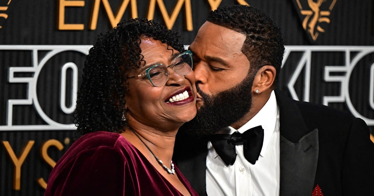 Featured image for "Anthony Anderson's Mom's Emmys Interruption: Mixed Reactions and Host Aspirations"
