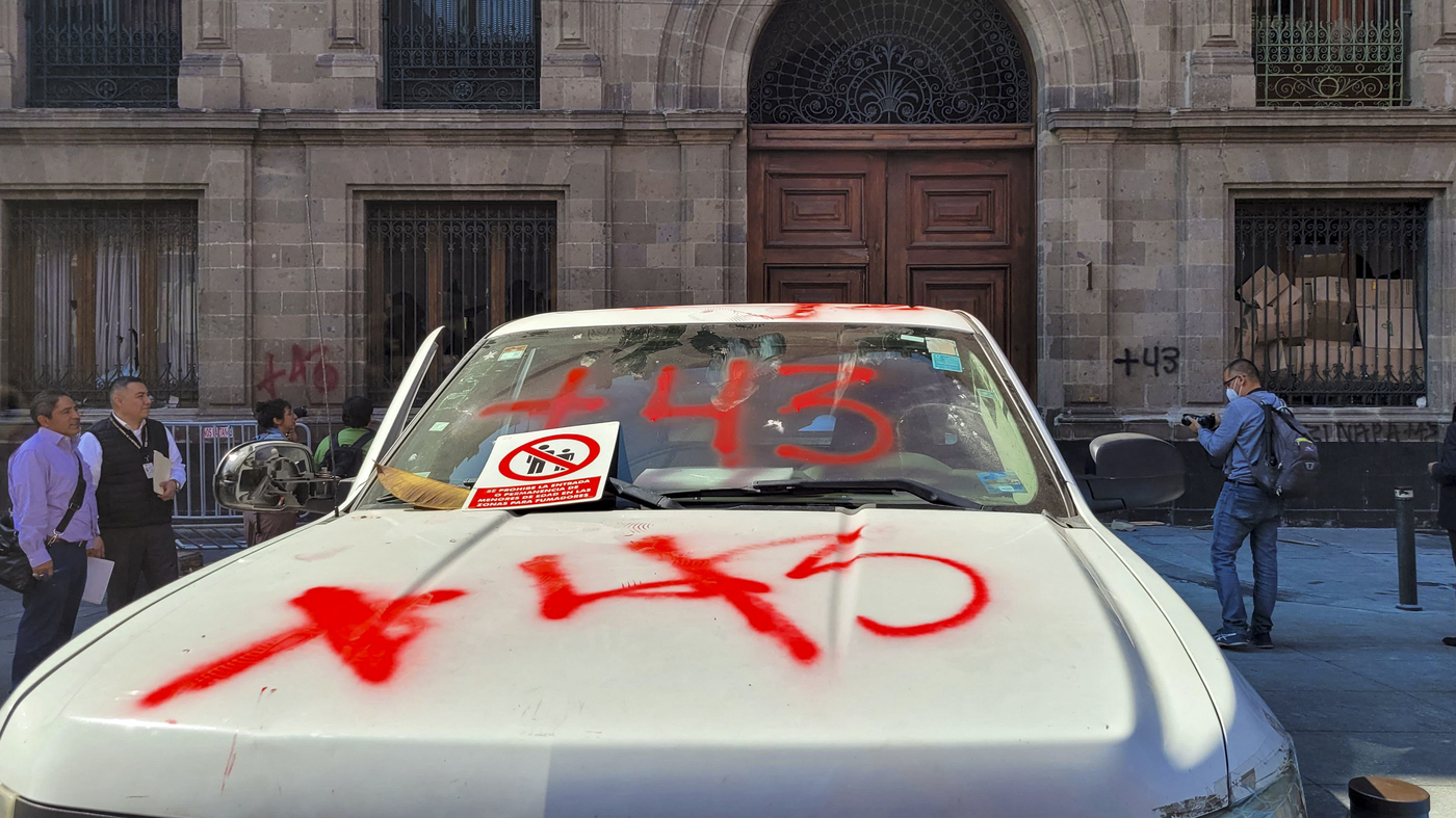 Featured image for Protesters Ram Truck into Mexico Government Building in Missing Students Demonstration