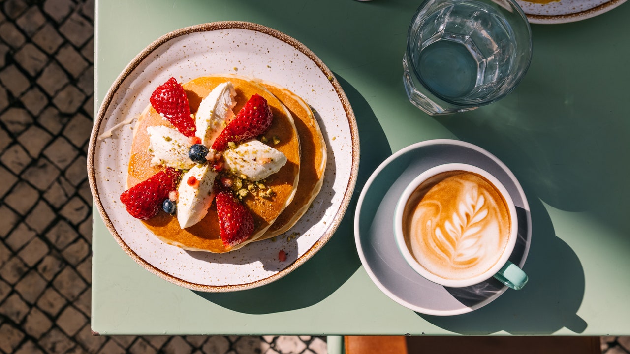 "The Optimal Time for a Healthy Breakfast, Backed by Nutritionists"