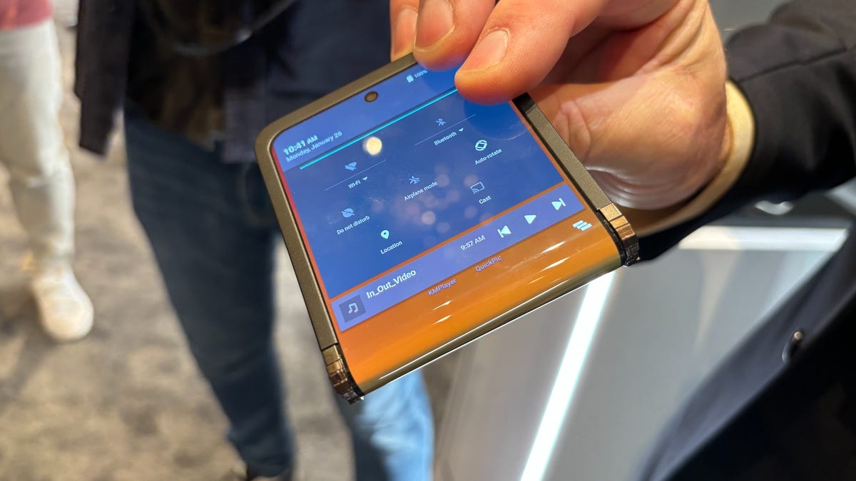 Featured image for "Samsung Unveils Revolutionary Bi-Directional Foldable Flip Phone at CES 2024"