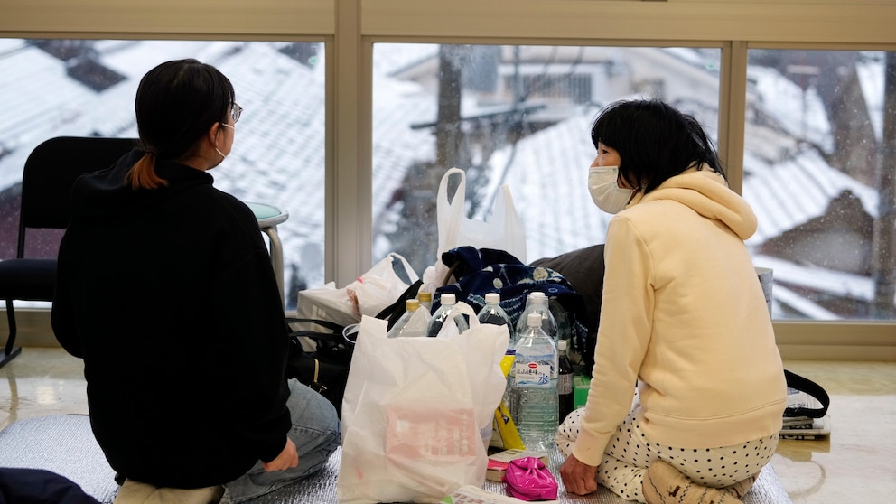 "Challenges in Japan's Earthquake Zone: Snow Hinders Rescues and Aid Deliveries"