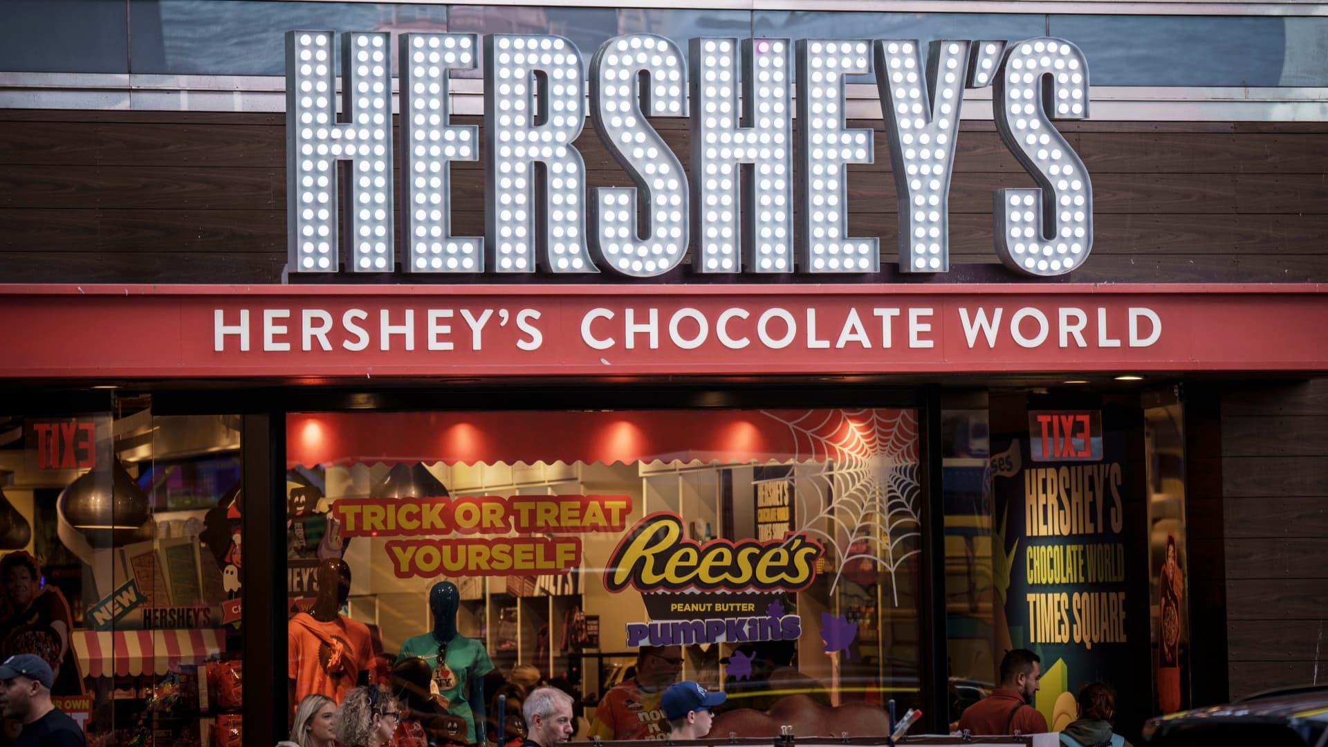 Featured image for Mondelez Renews Interest in Hershey Acquisition, Stock Surges