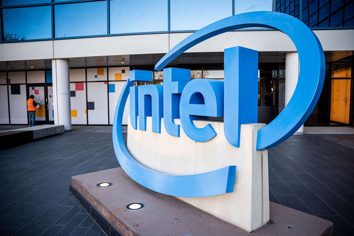 "Pentagon Withdraws $2.5B Grant, Intel Shares Plummet"