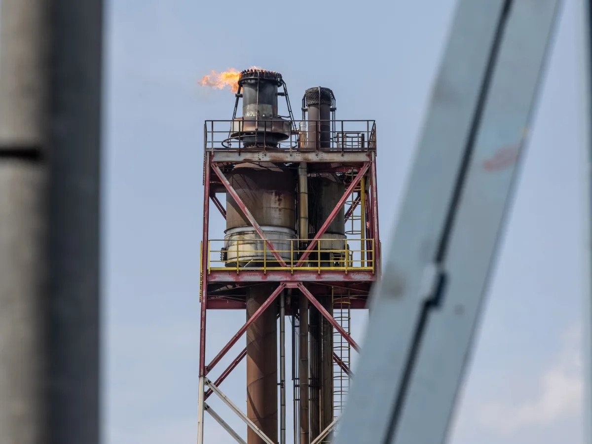 Featured image for "US Oil Production Surges, Challenging Saudi Arabia and Cementing Energy Superpower Status"