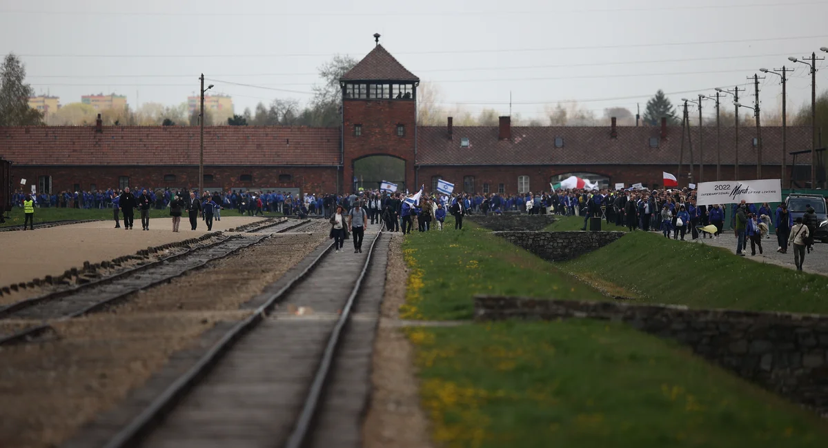Auschwitz Memorial urges visitors to show respect and refrain from tasteless photo poses.