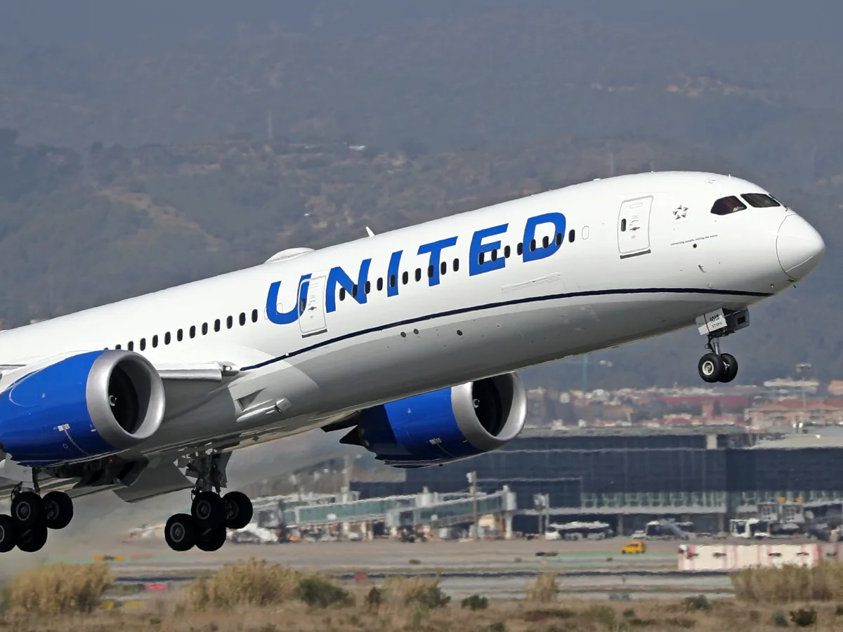 Featured image for 6-Year-Old United Airlines Passenger Scarred by Faulty Tray Table Incident, Lawsuit Claims