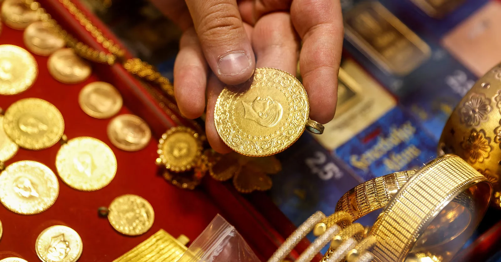 Record Gold Demand Surges in 2025, Fueled by Investment and ETFs