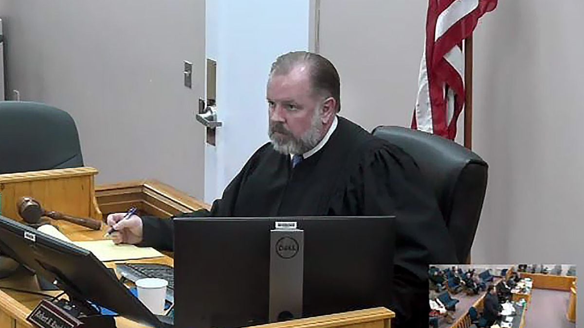 Featured image for Oregon Judge Strikes Down Voter-Approved Gun Control Law for Violating State Constitution