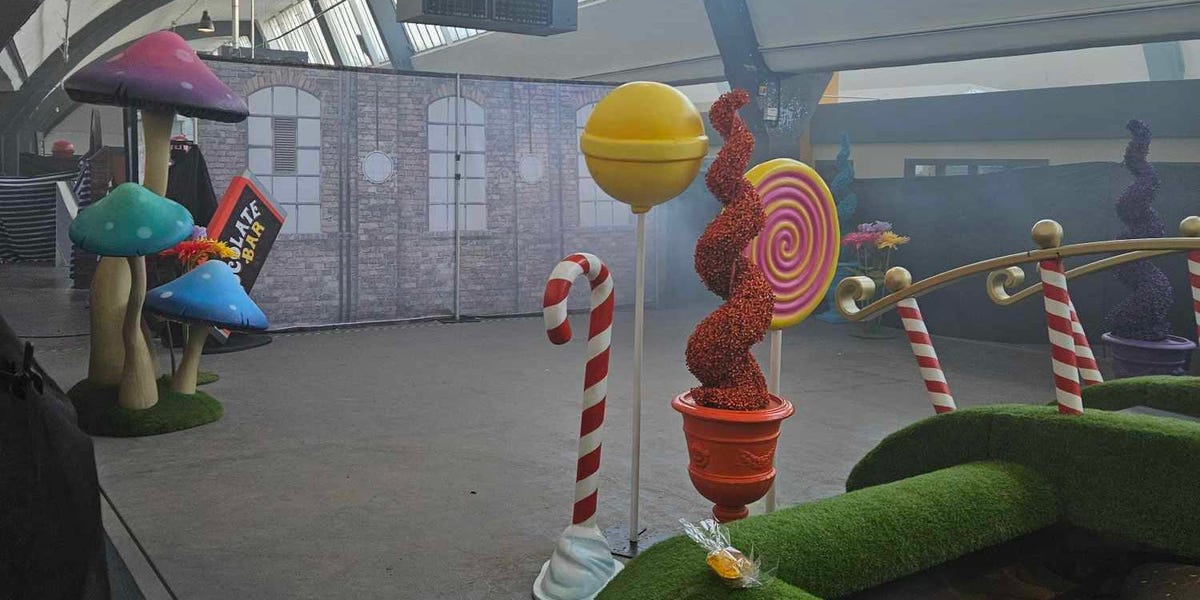 Featured image for "Willy Wonka-Style Event Disaster: AI-Generated Script and Outraged Families"