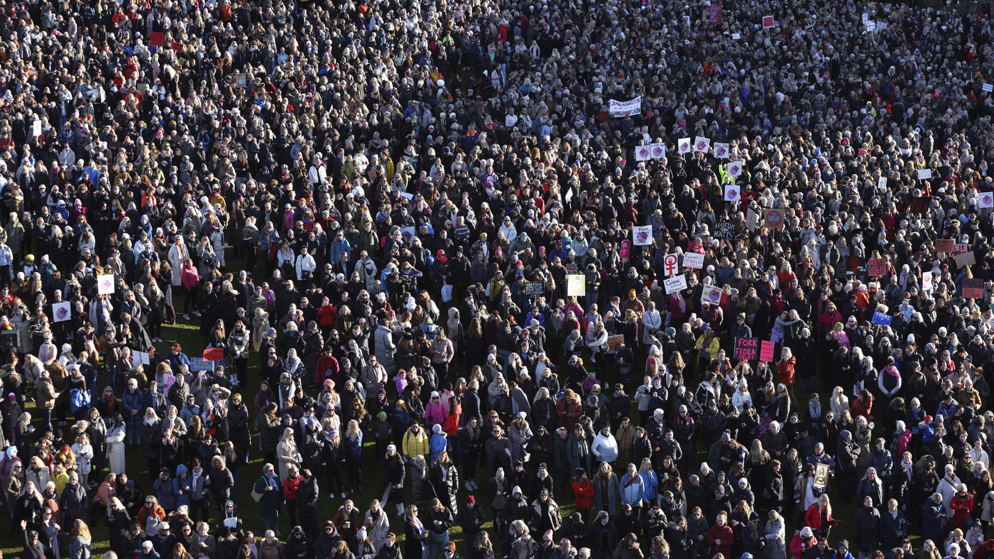 Featured image for Icelandic Women and Nonbinary Individuals Unite in 24-Hour Strike for Gender Equality