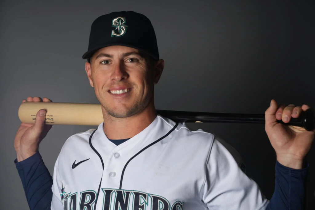 Mariners' Dylan Moore sidelined with oblique strain for season opener.
