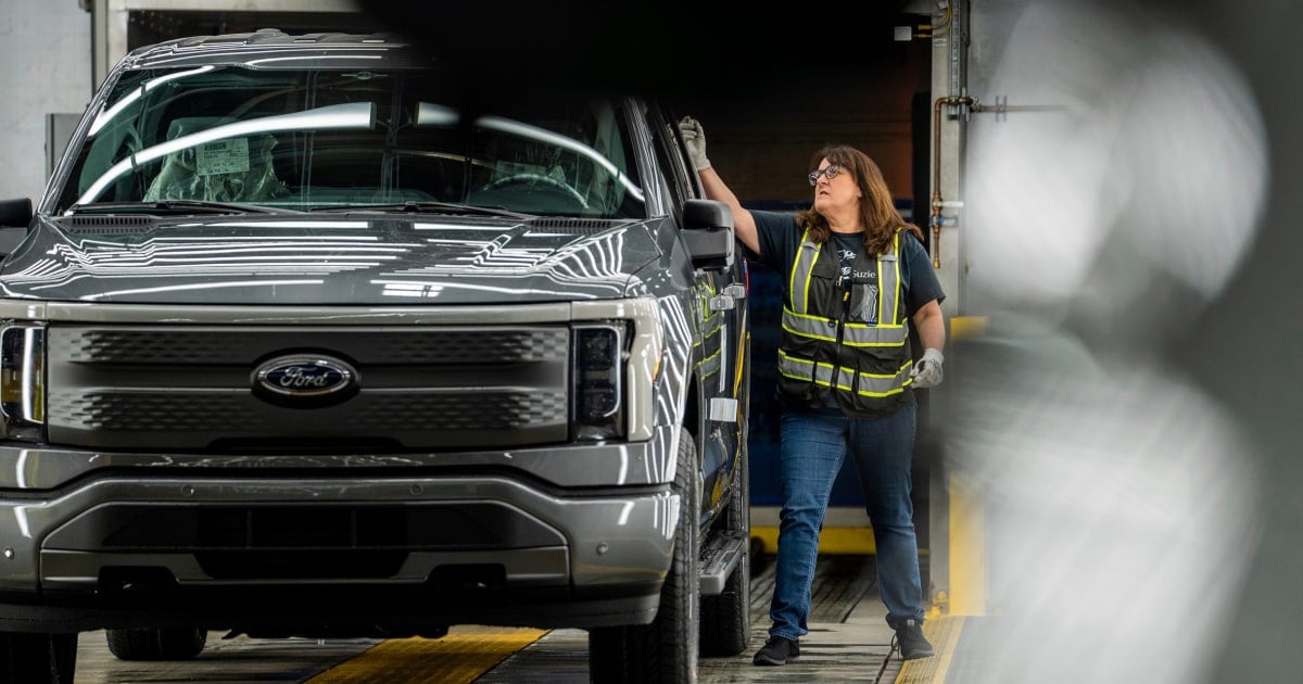 "Challenges and Opportunities in the Electric Vehicle Market: Navigating the Shift to Sustainable Transportation"