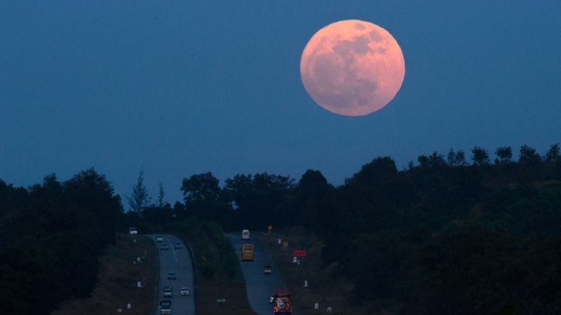 Featured image for December's Supermoon Peaks This Week: What You Need to Know
