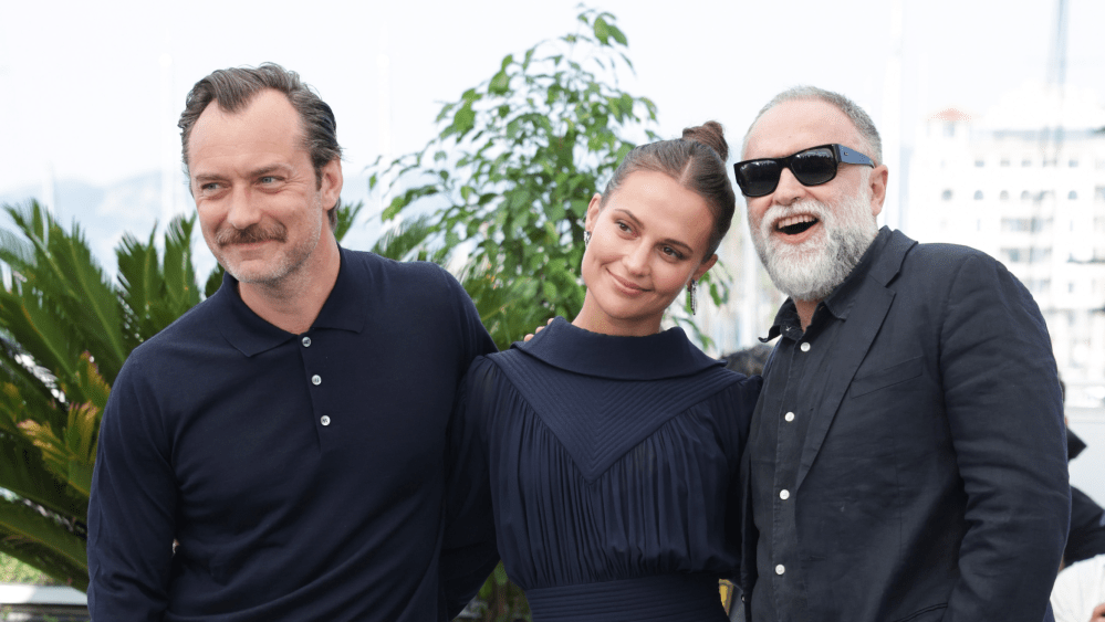 Featured image for Jude Law's Stinky Henry VIII Reigns Supreme in Cannes Premiere of 'Firebrand'