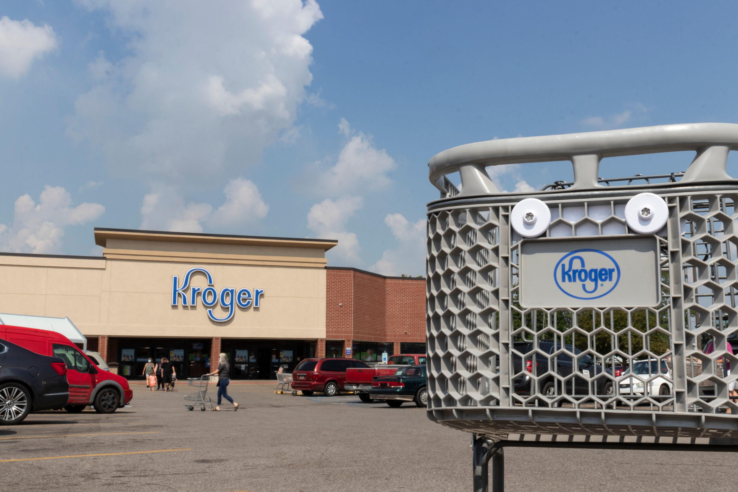 "Costco and Kroger Experience Executive Shake-Ups Amid Merger Uncertainty"