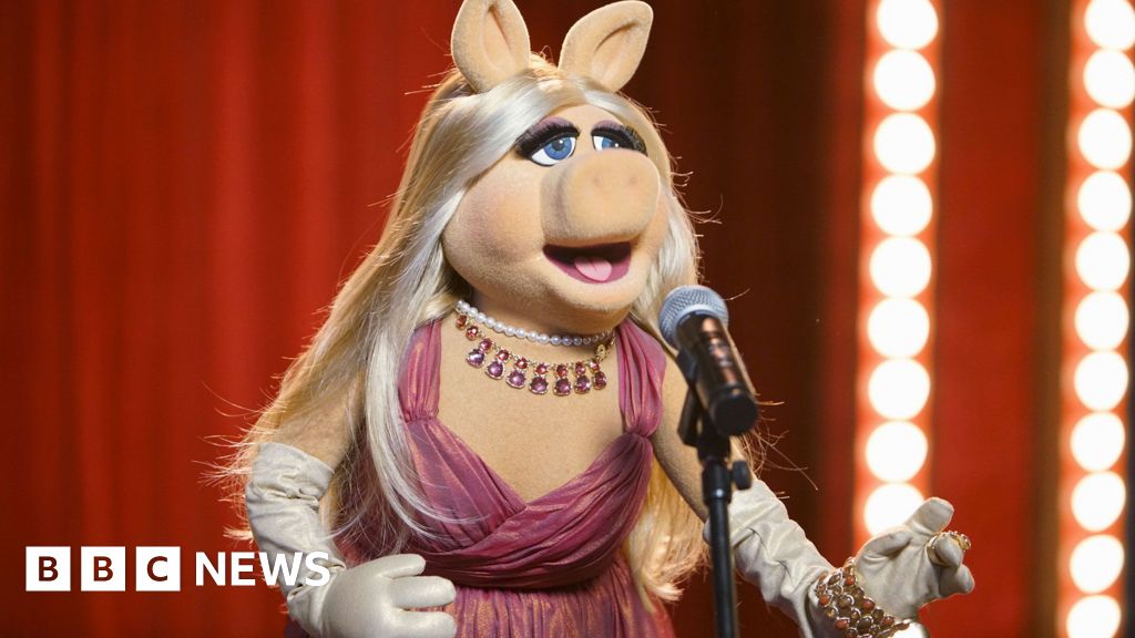 Featured image for Jennifer Lawrence and Emma Stone to Produce 'Miss Piggy' Movie