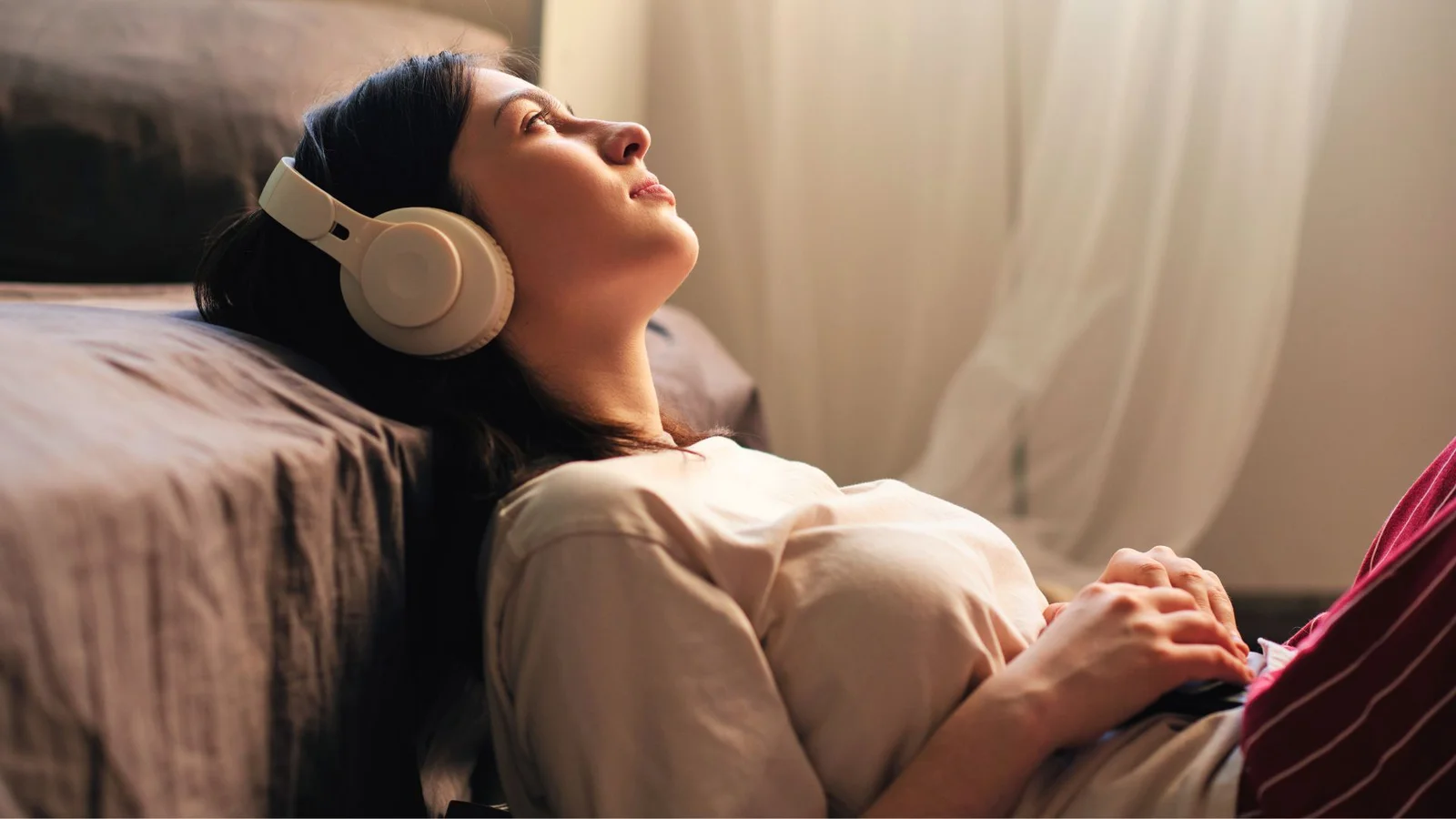 Ditch doomscrolling for podcasts: a sleep doctor’s trick to quiet 3 a.m. wake-ups