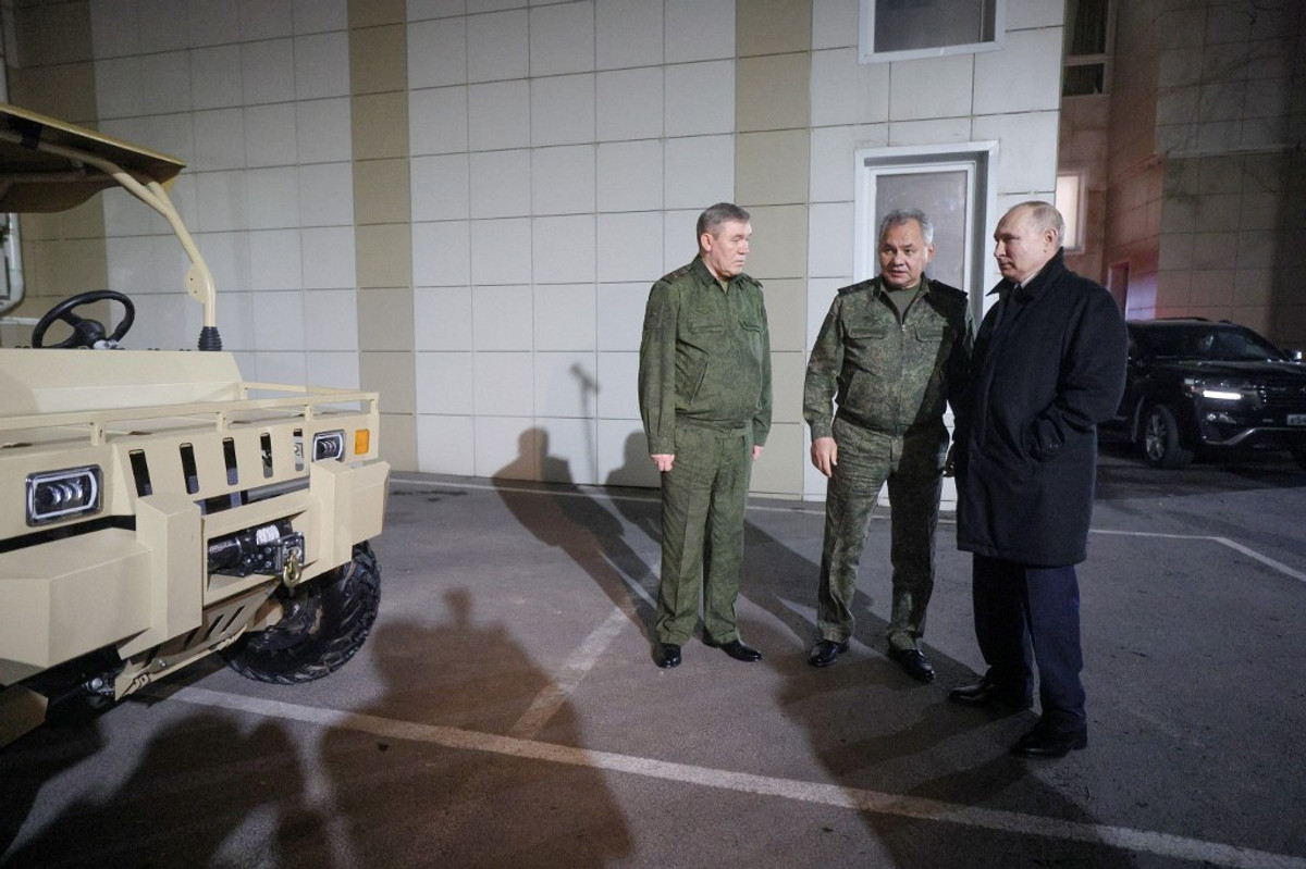 Featured image for "Putin's Military Equipment Showcase: From Golf Buggies to High-Tech Radars, China's Respect and NATO Countermeasures"
