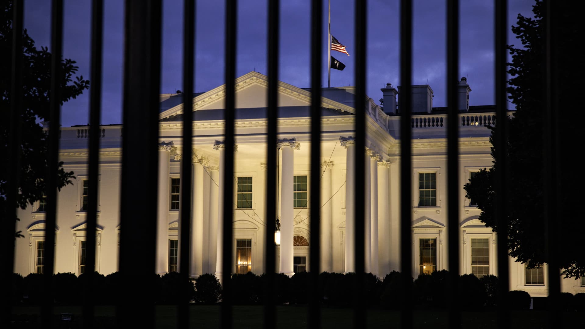 Moody's Downgrades U.S. Outlook Due to Rising Rates and Deficits