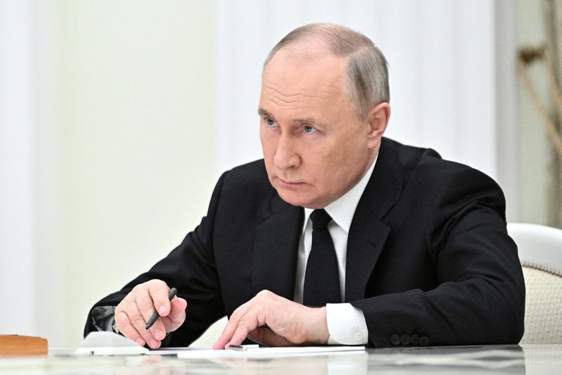 "Ukraine's F-16s Face Challenges Amid Russian Threats"