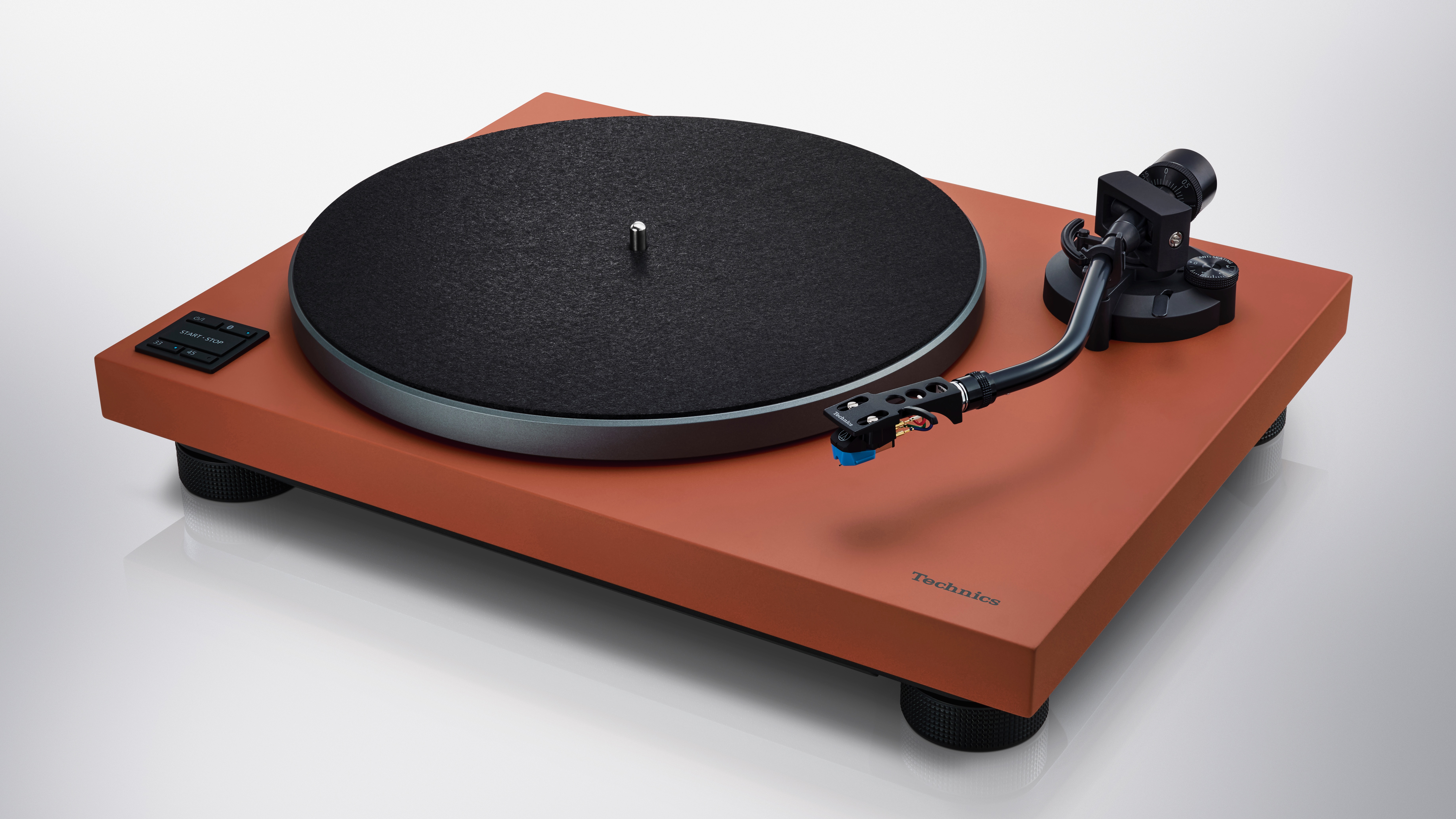 Featured image for Technics Revamps Turntables with Modern Design and Bluetooth Features