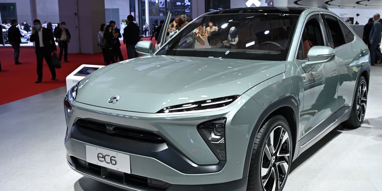 "Nio's Stock Plummets Amid Tesla Price Cuts and China's GDP Shortfall"