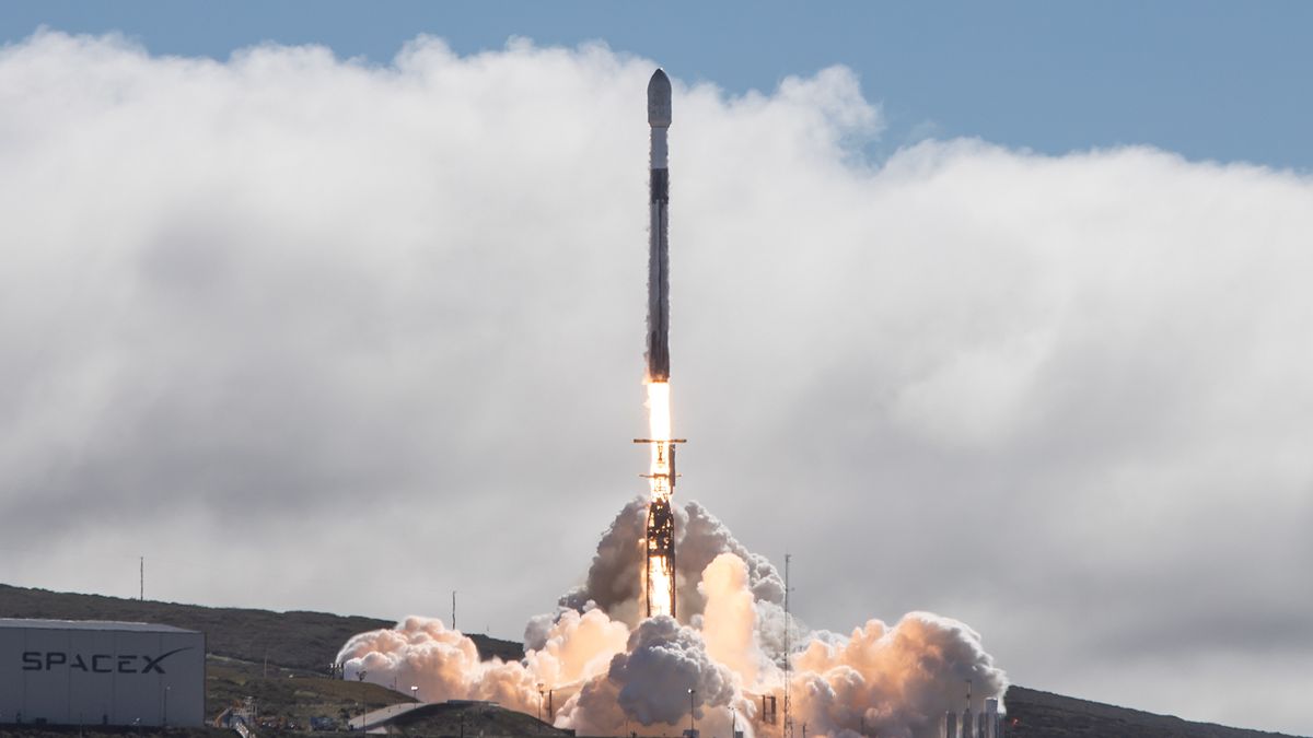 "SpaceX Successfully Deploys 22 Starlink Satellites in Record-Breaking Spaceflight Tripleheader"