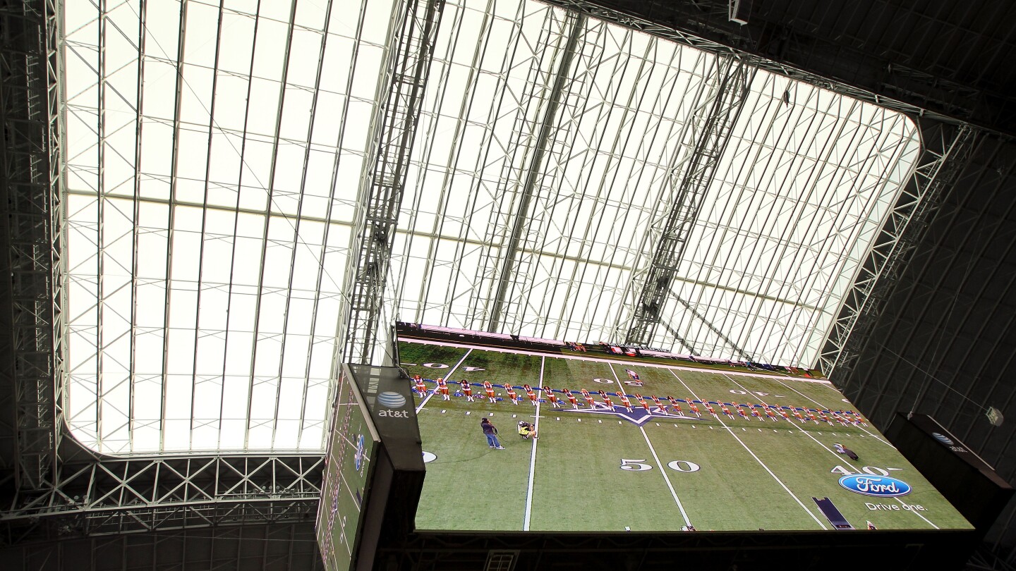 Featured image for Metal Debris Falls from AT&T Stadium Roof Before Cowboys Game