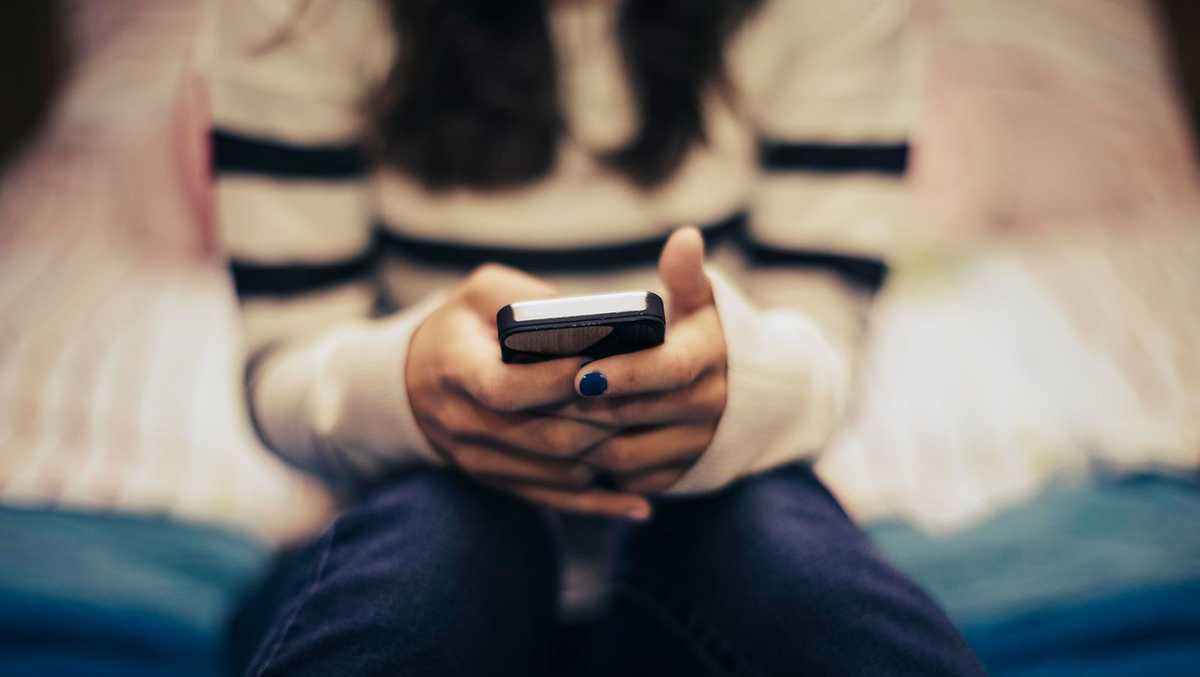 Featured image for Study Reveals Internet Addiction's Impact on Teen Brain Development