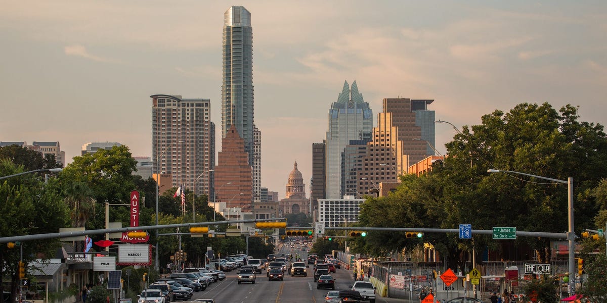 "US Housing Market Cools: Home Prices Decline in Key Cities"