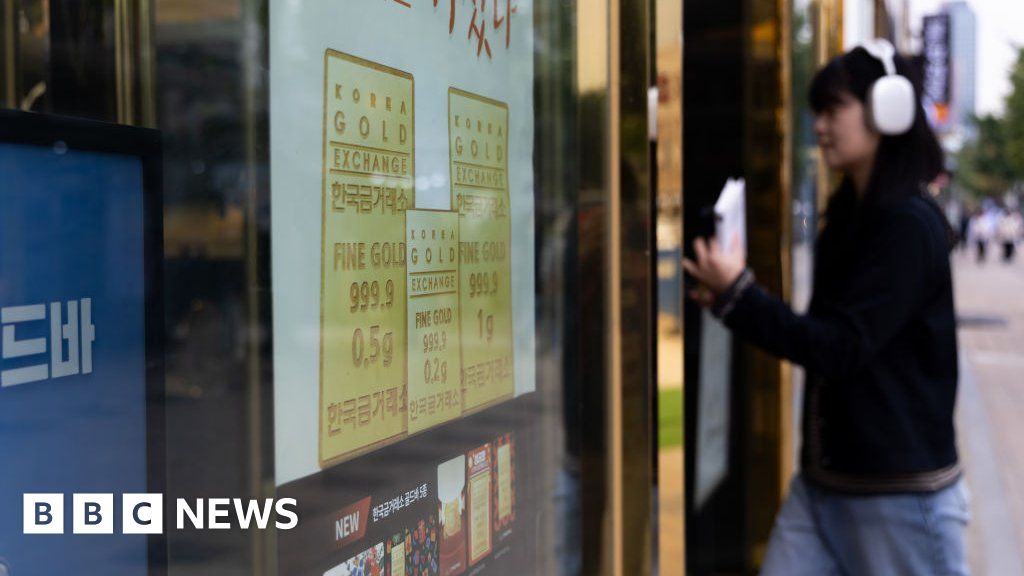Gold Price Surges to Record High Amid Shifting Interest Rate Bets