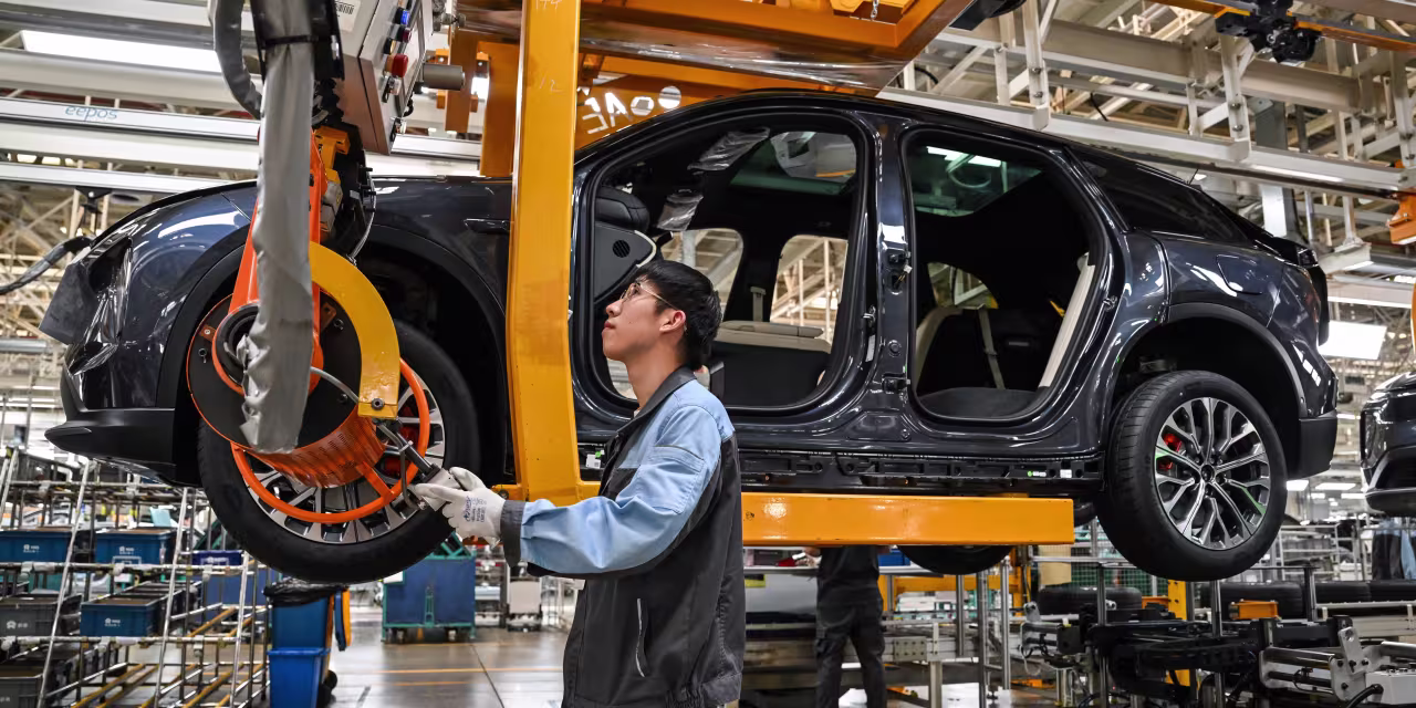 "Nio's Q4 Earnings: Loss Narrows, Sales Dip Expected Amid China's EV Battle"