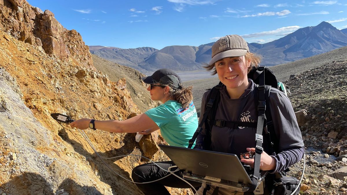 "Unlocking Mars' Water Secrets: Insights from Rusty Arctic Rocks (Photos)"