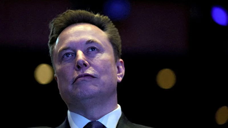Musk pivots SpaceX to the Moon, shelving Mars focus for now