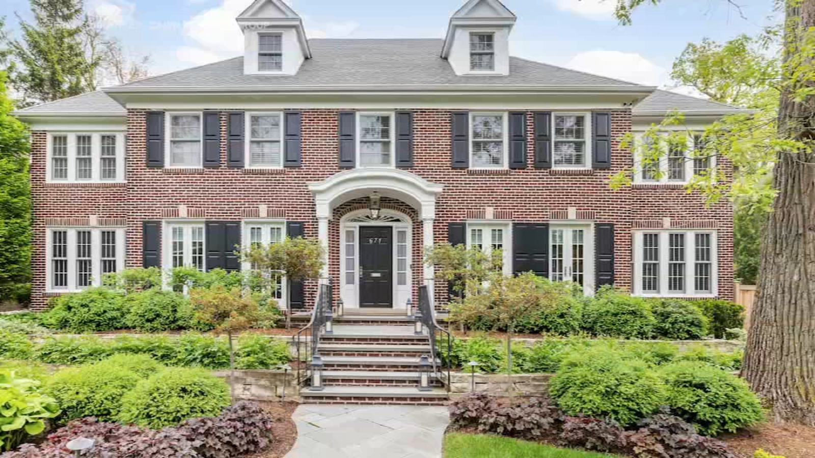 Featured image for Iconic 'Home Alone' House Undergoes Renovation to Recreate Movie's Charm