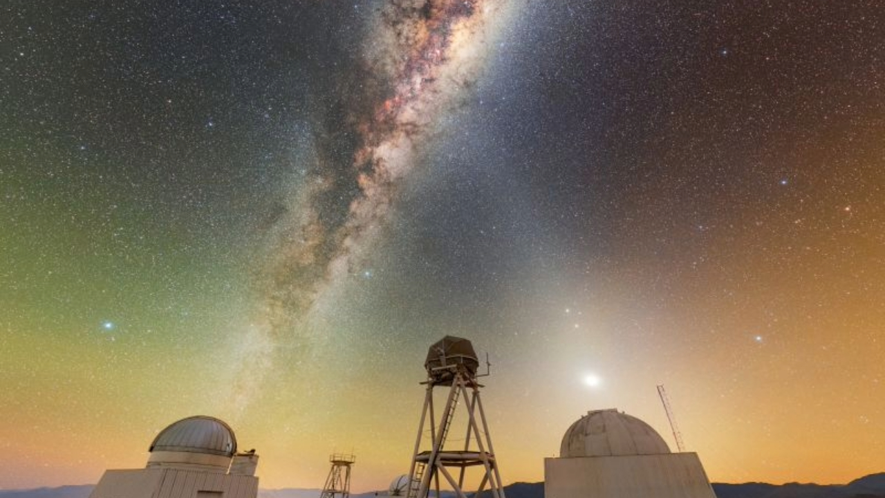 Featured image for Stunning Night Sky: Milky Way and Zodiacal Light Shine Over Chile Telescopes