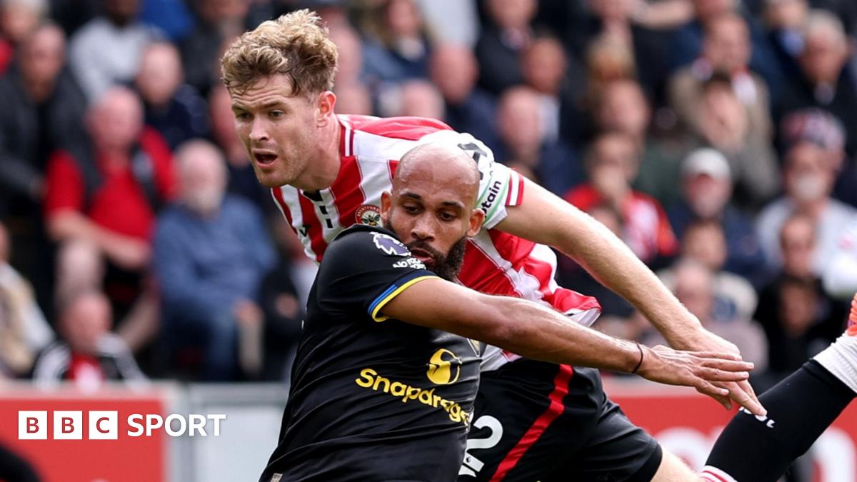 Featured image for Referee Explains Why Nathan Collins Was Not Sent Off in Brentford vs Man Utd