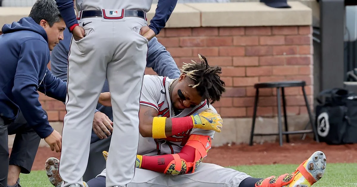 Acuña Jr. injured as Mets split doubleheader with Braves.