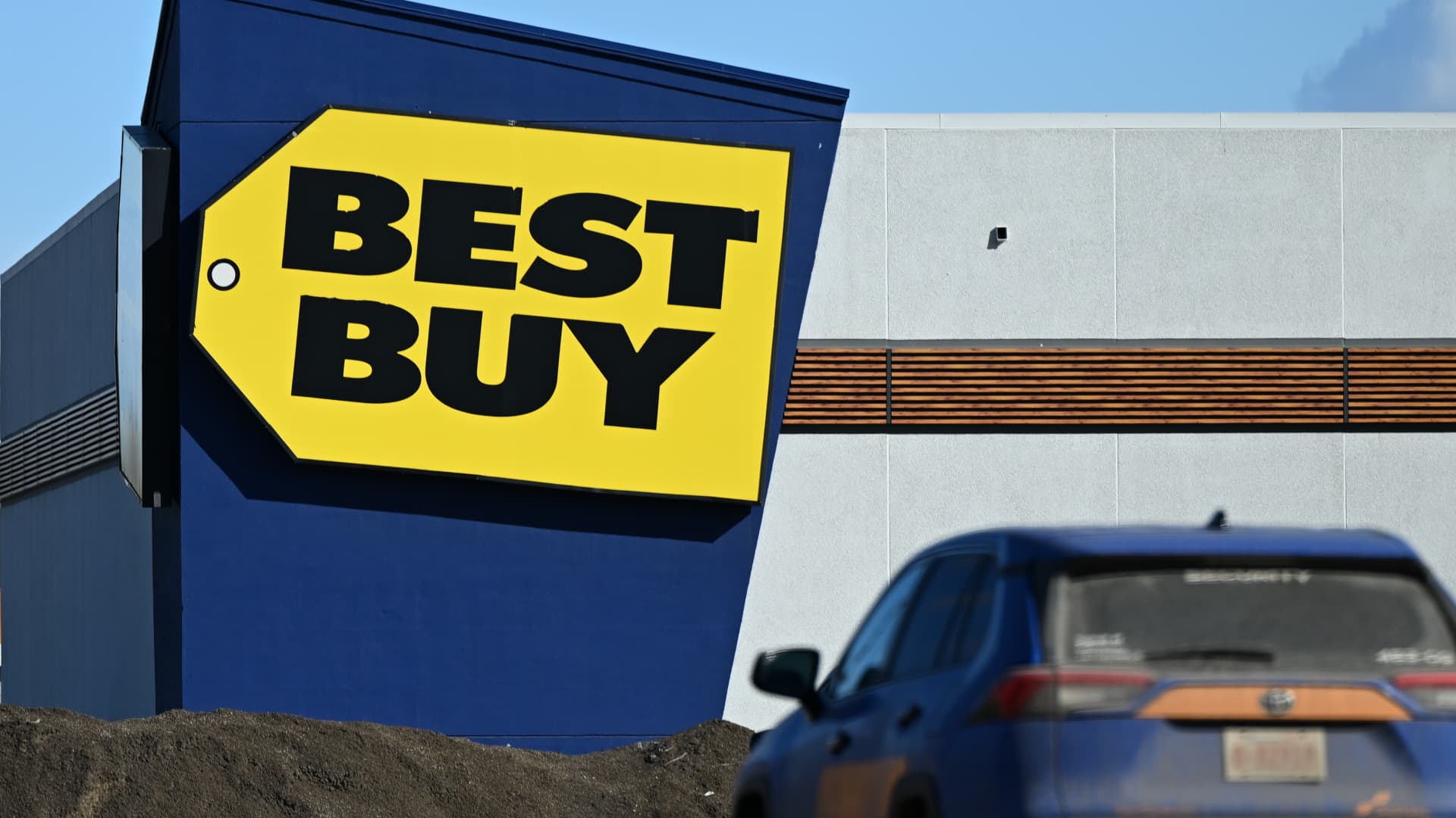 Featured image for Best Buy's Sales Rise Amid Tariff Challenges and Market Fluctuations