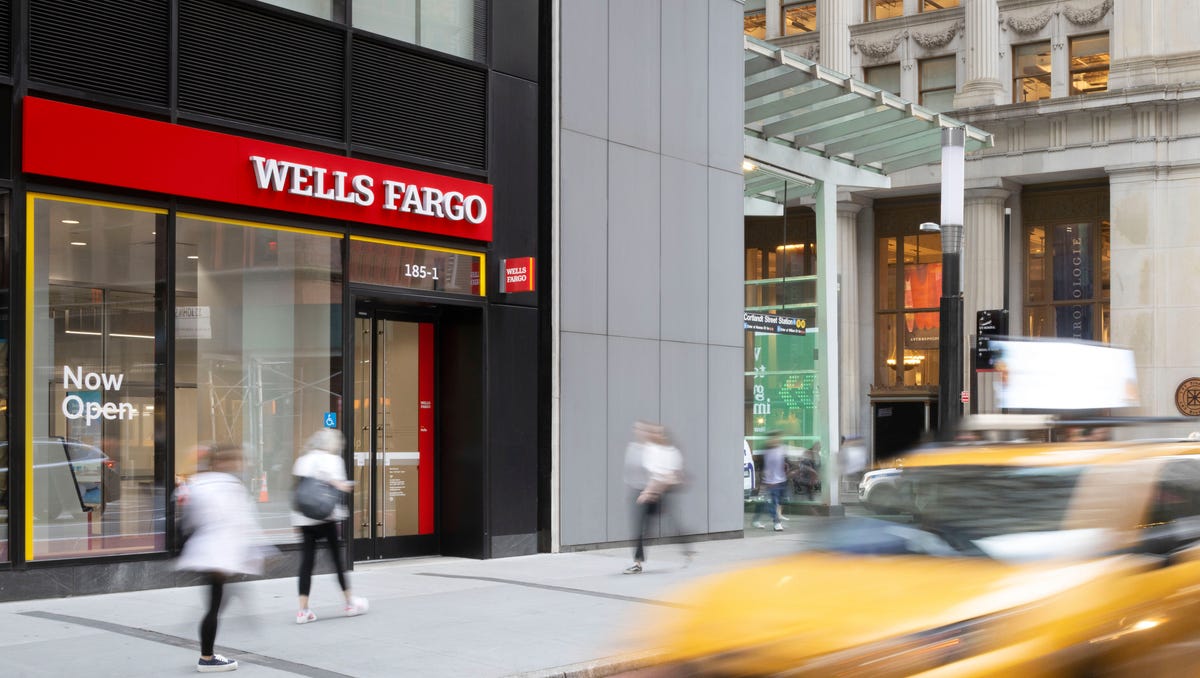 Featured image for "New Year's Eve and Day 2024: Opening Hours for Banks, Post Offices, and Major Retailers"