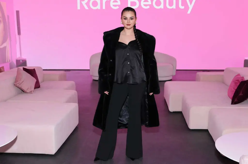 Featured image for Selena Gomez's Hand Injury Requires Surgery