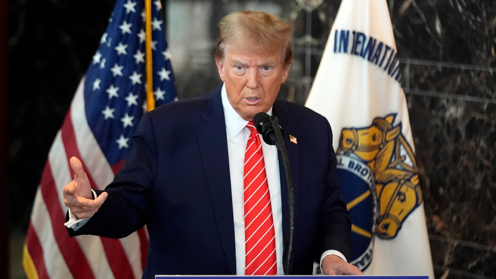 "Trump Vows to Replace Powell as Fed Chair and Cut Interest Rates to Aid Democrats"