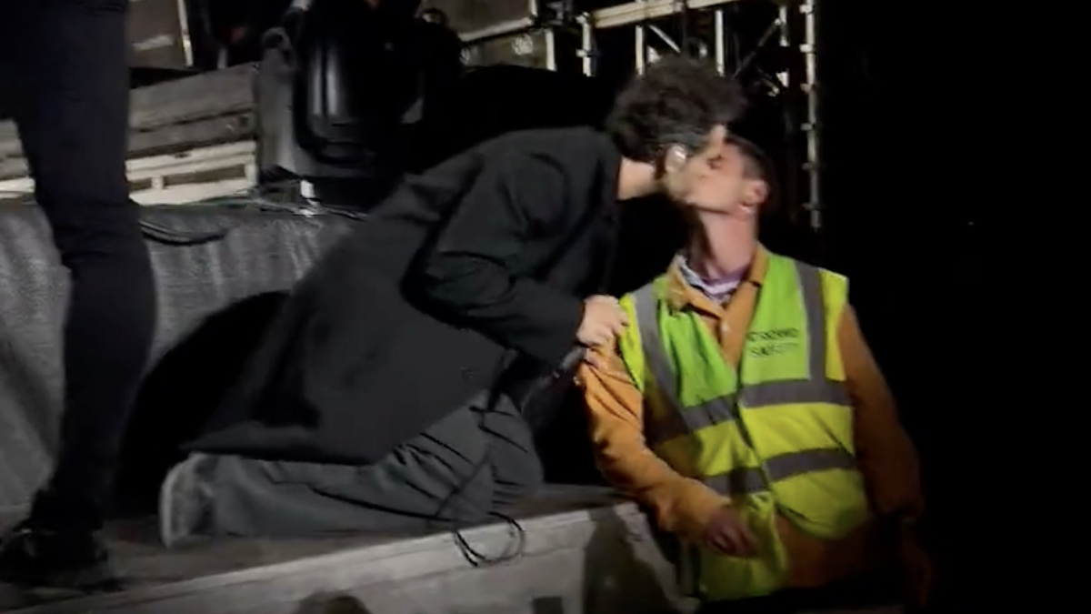 Featured image for The 1975's Matty Healy Shares Kiss with Security Guard During Concert