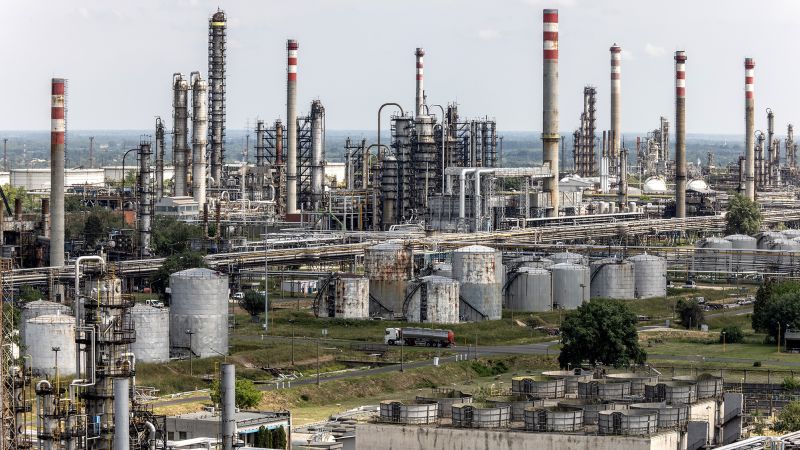 Oil Industry at Crossroads: Climate Crisis Deepens or Solutions Emerge