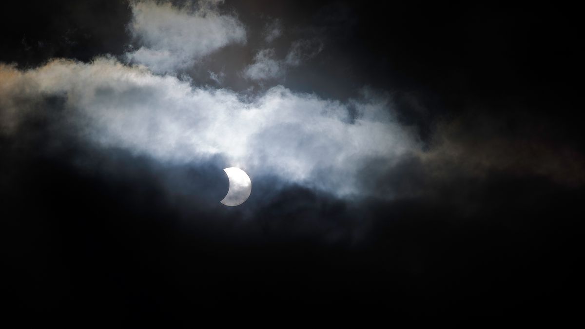 "Best Places to View April 8 Solar Eclipse and Safety Precautions"